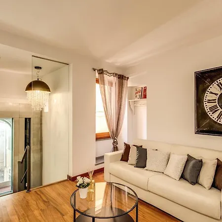 Pantheon Miracle Apartment